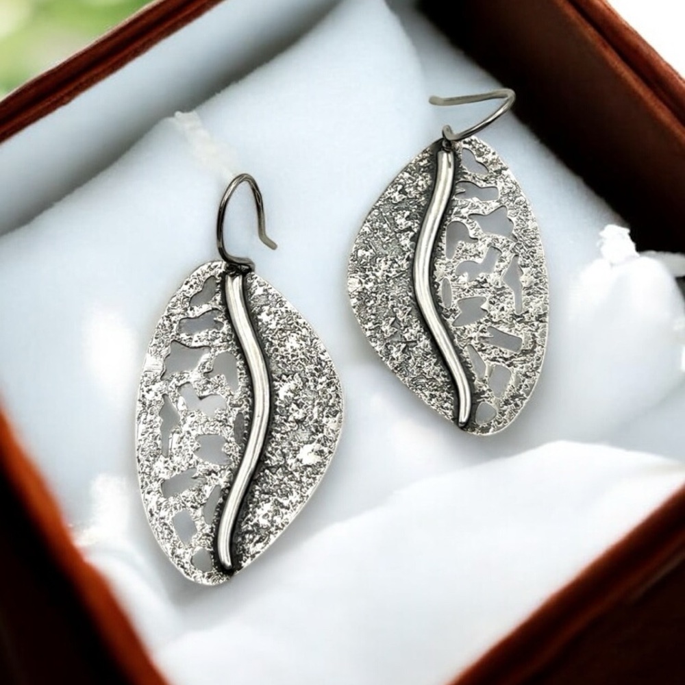 Vintage Silpada 925 Sterling Silver Textured Leaf Dangle Earrings W1979